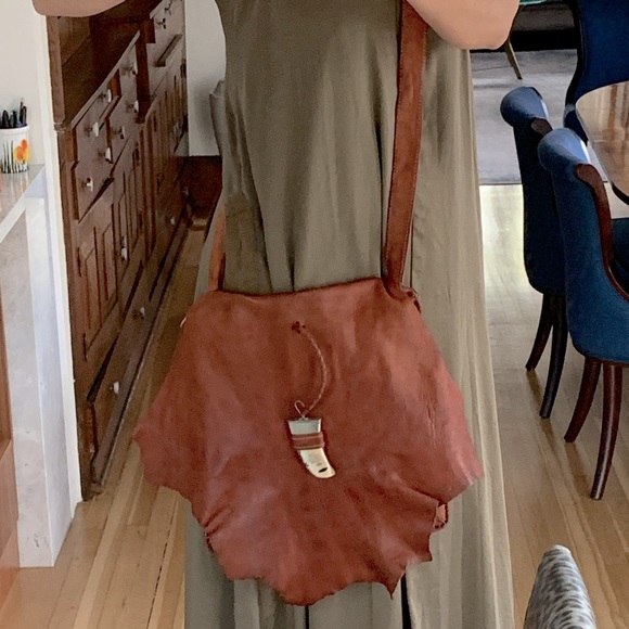 Artisanal leather purse in cognac with “horn” closure, back zipped pocket - Picture 14 of 15